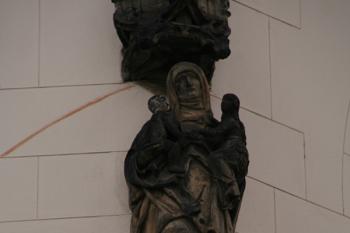 Socha patronky na stěně presbytáře ( © Ivan Grisa 04/2009)