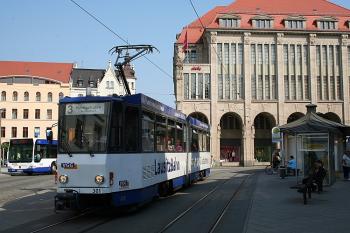 Západní (hlavní) průčelí obchodního domu jako pozadí centrální stanice MHD Demianiplatz ( © Ivan Grisa 04/2007)