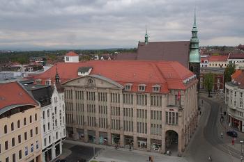 Obchodní dům a Mariánský kostel z Tlusté věže ( © Ivan Grisa 04/2009)