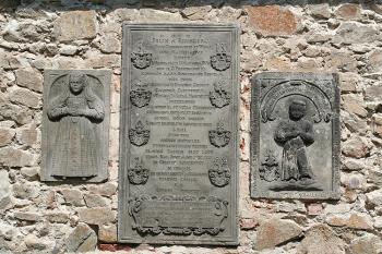 Náhrobky na jižní stěně kostela ( © Ivan Grisa 06/2008)