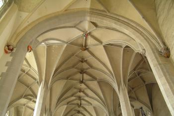 vítězný oblouk a klenba trojlodí (© Karel Husák, 09/2006)