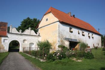 Vstupní brána a bývalý pivovar ( © Ivan Grisa 07/2010)