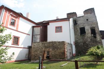 Zadní část zámeckého křídla a věž ( © Ivan Grisa 07/2010)