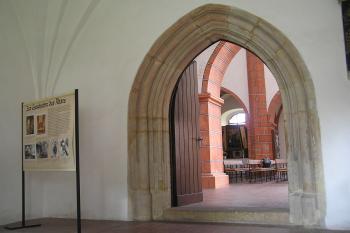 gotický portál v předsíni (© Karel Husák, 08/2006)