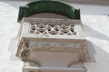 Balkon a reliéf s městským znakem ( © Ivan Grisa 06/2006)