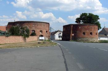 Bašty u Skalické brány od západu (© Jiří Cukr, 08/2015)