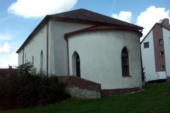 apsida na východní straně objektu z konce 19. století ( © Milan Caha 06/2007)