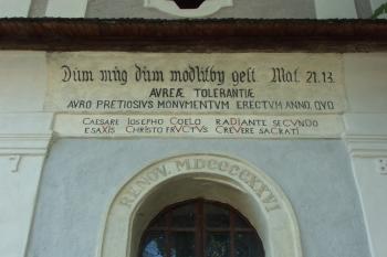 nápisy na průčelí ( © Milan Caha 06/2007)