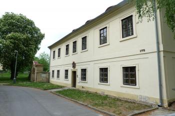 Fara u kostela (© František Kinař, 05/2012)