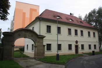 Jižní průčelí fary ( © Ivan Grisa 08/2010)