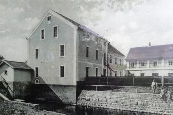 historický pohled na mlýn po přestavbě, kolem roku 1930 ( © info cedule u mlýna)