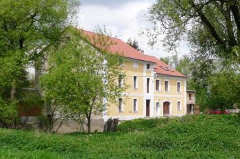 pohled na mlýn z hráze Dolního bartošovického rybníka ( © Jan P. Štěpánek 05/2008)