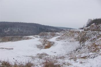 Pohled na severovýchodní část lomu, vlevo dole snad zbytek původního výběžku s hrádkem ( © Roman Řezáč 01/2008)