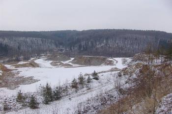 Celkový pohled na lom, uprostřed snad zbytek přerušeného výběžku, na kterém stával hrádek ( © Roman Řezáč 01/2008)