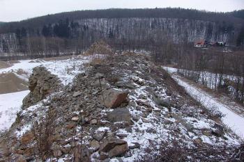 Pohled na zbytek výběžku, na kterém snad stával hrádek ( © Roman Řezáč 01/2008)