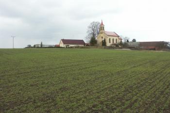 plocha hradiště s kostelem sv. Jiří ( © Milan Caha 10/2007)