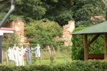 bašta tvrze - zarostlá nálety a ve dvoře soukromého objektu ( © Milan Caha 08/2008)