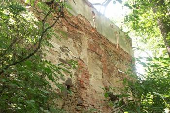 zeď bašty od rybníka - nahoře dochovány klíčové střílny ( © Milan Caha 08/2008)