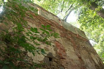zeď bašty od rybníka - nahoře dochovány klíčové střílny ( © Milan Caha 08/2008)