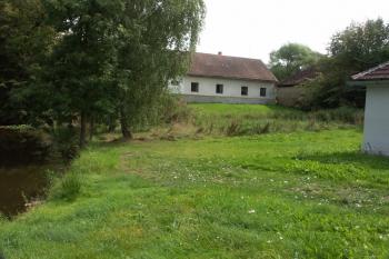 (pravděpodobně) obytná budova tvrze, později používaná jako škola ( © Milan Caha 08/2008)