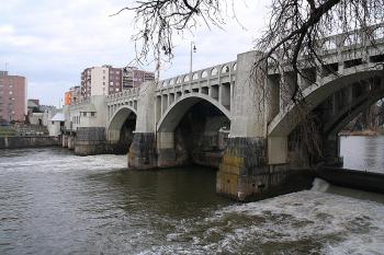 Povodní strana z Rybářské ulice (© Ivan Grisa, 02/2009)