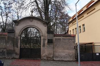Vstupní brána hřbitova (© Ivan Grisa, 02/2009)