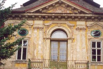 Čelo zámku (© Martin Kabeláč, 08/2003)