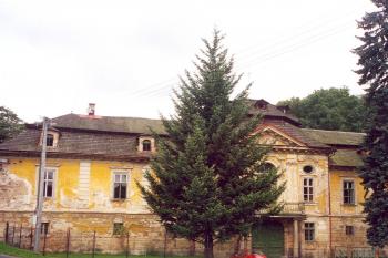 Část čela zámku (© Martin Kabeláč, 08/2003)