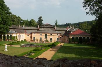 zadní průčelí a park ( © Milan Caha 06/2008)
