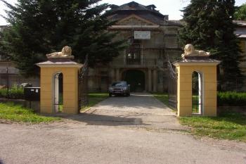 vstupní průčelí v průběhu oprav ( © Milan Caha 06/2008)