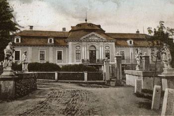 vstupní průčelí na historické pohlednici ( © anon., cca 1914)