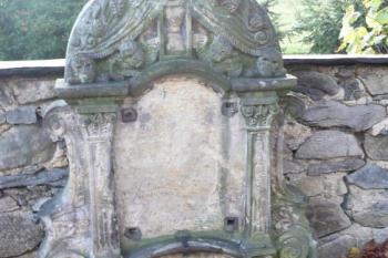 jeden z náhrobků při hřbitovní zdi ( © Jan P. Štěpánek 10/2008)