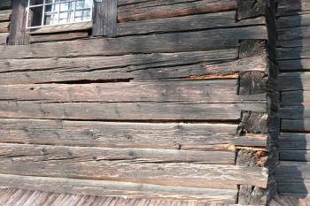detail trámů, ze kterých je kostel srouben ( © Jan P. Štěpánek 10/2008)