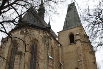 presbytář a sakristie s hranolovou věží od severovýchodu ( © Milan Caha 02/2009)