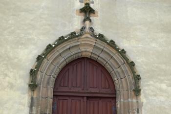 portál z roku 1514 v západním průčelí, nad ním renesanční znak města ( © Milan Caha 02/2009)