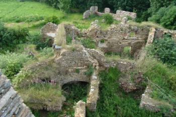 Pohled na zříceniny budov z lešení ( © Jiří Čížek 07/2005)