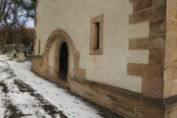 portál v západní průčelí ( © Milan Caha 02/2009)
