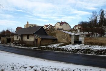 hřbitovní branka a klasicistní domek ( © Milan Caha 02/2009)