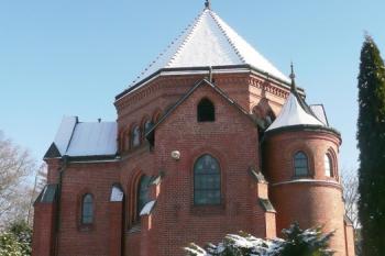 mauzoleum knížat Lichnovských  v pohledu od kostela ( © Jan P. Štěpánek 01/2009)