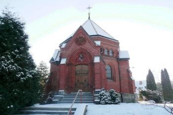 vstupní průčelí novogotické pohřební kaple Lichnovských ( © Jan P. Štěpánek 01/2009)