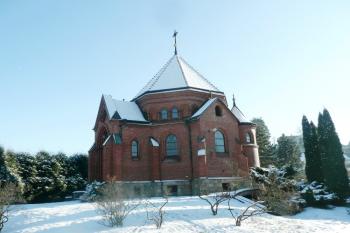 celkový pohled na hrobku Lichnovských od kostela ( © Jan P. Štěpánek 01/2009)