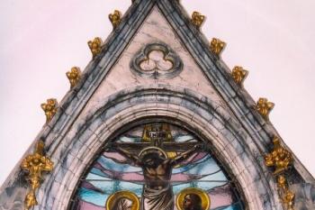 detail hlavního oltáře s vitráží prosvětlenou oknem ( © Jiří Jung 2006)