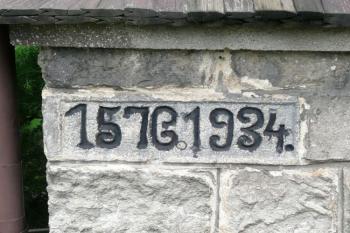 datování vzniku a rekonstrukce kostela na jeho podezdívce ( © Jan P. Štěpánek 09/2008)