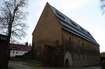 Západní rameno někdejšího ambitu (© Ivan Grisa, 10/2006)