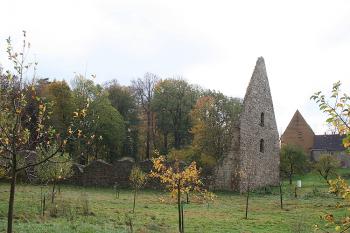 Klášterní sýpka od severozápadu, vpravo v pozadí zbylé křídlo ambitu (© Ivan Grisa, 10/2006)
