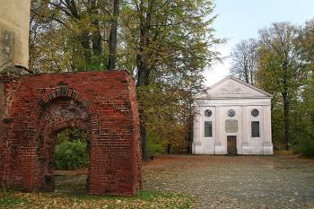 Mausoleum Wettinů od západu, vlevo zbytek klášterního chrámu (© Ivan Grisa, 10/2006)