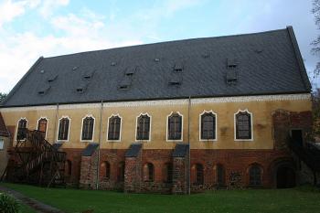 Západní průčelí dochovalé klášterní budovy (© Ivan Grisa, 10/2006)