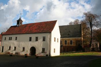 Vstupní objekt, v pozadí dochovalé křídlo ambitu (© Ivan Grisa, 10/2006)
