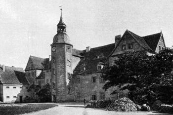 dvorní průčelí hejtmanství mezi světovými válkami (© Gurlitt, Cornelius: Beschreibende Darstellung der älteren Bau- und Kunstdenkmäler des Königreichs Sachsen, Band 41. Amtshauptmannschaft Meißen-Land, C. C. Meinhold & Sohne, Dresden 1923)