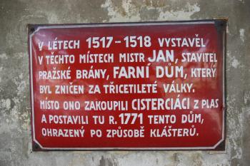 Historická tabule s údaji o dějinách domu ( © Ivan Grisa 05/2011)
